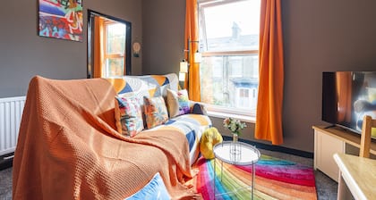 🌈Art-Filled Bohemian Apt🌈 Colourful🌈Praise Inn