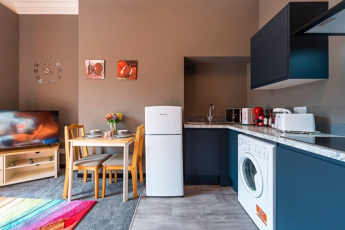 Coffee/tea maker, fridge, microwave, oven