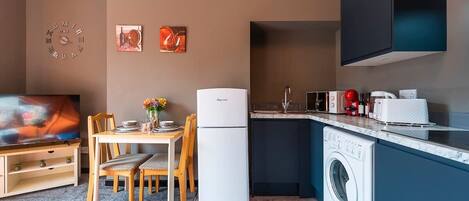 Cafetera y tetera, refrigerador, microondas y horno