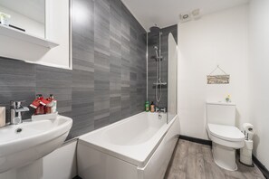 Kombinert dusj/badekar, toalettartikler (inkludert) og hårføner