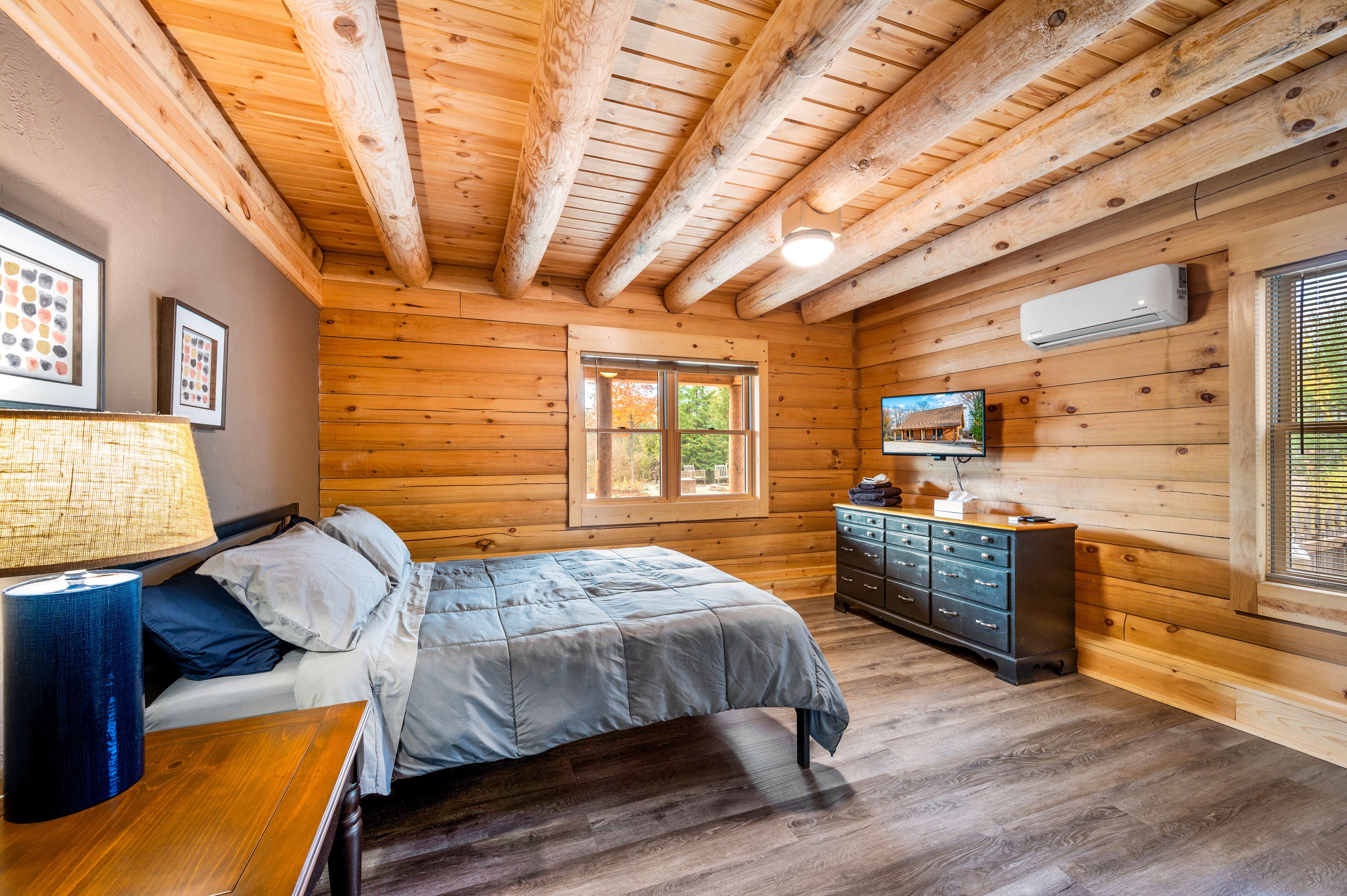 3 bed 2 bath log cabin w/ firepit in Sister Bay, WI