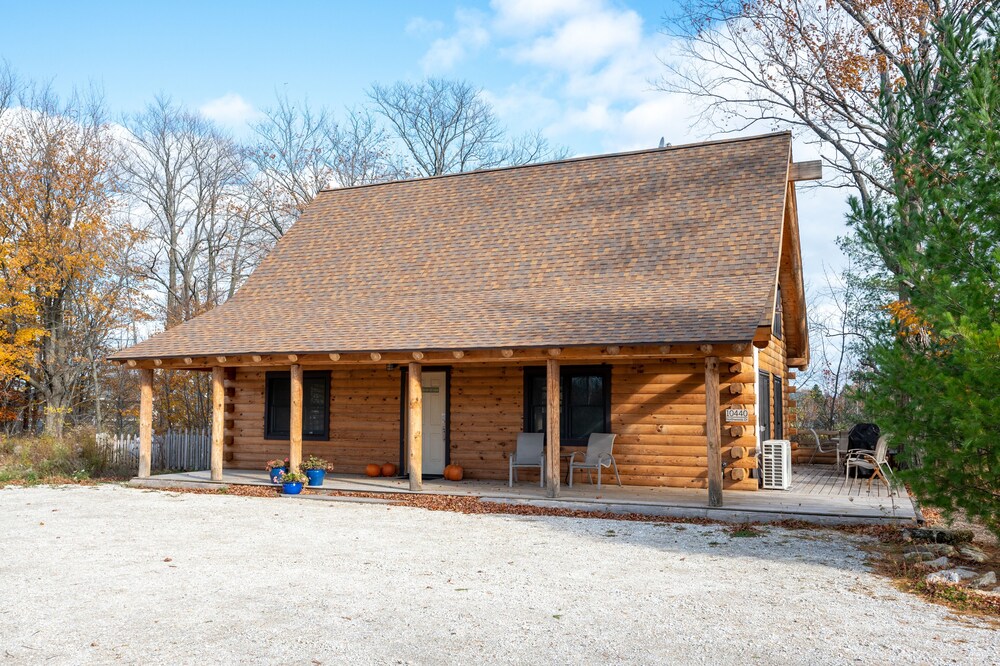 3 bed 2 bath log cabin w/ firepit in Sister Bay, WI