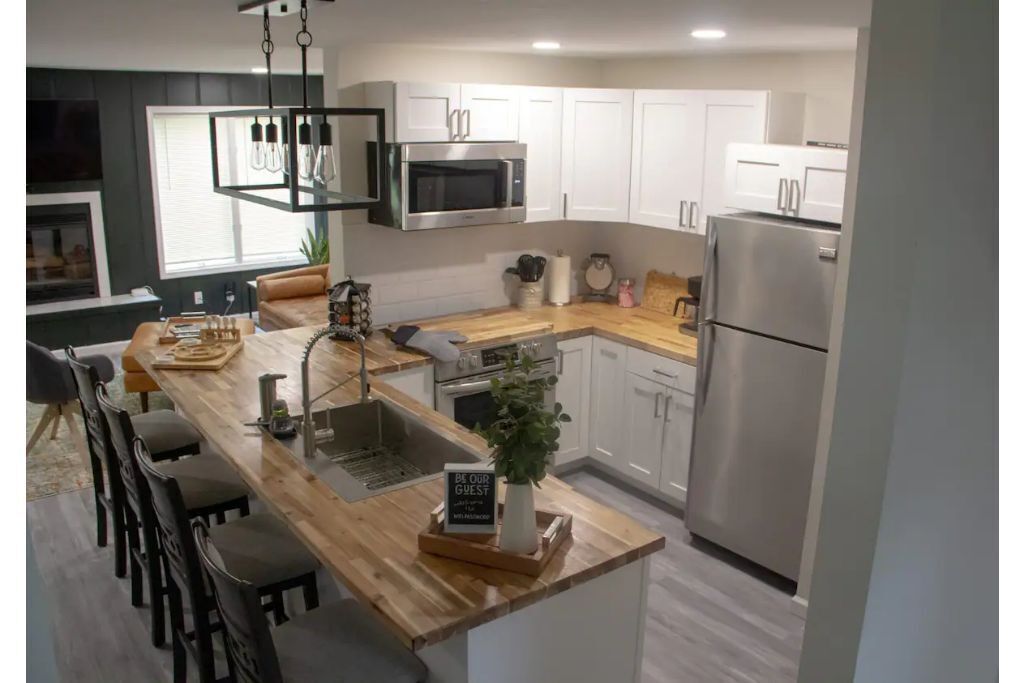 Modern 2 Bedroom Townhome w/ Fireplace & Jacuzzi Room