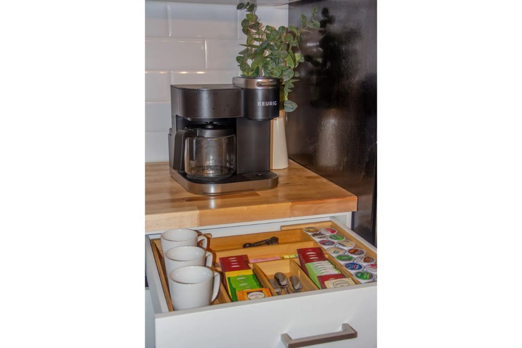 Modern 2 Bedroom Townhome w/ Fireplace & Jacuzzi Room