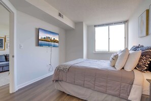 1 habitación, escritorio, tabla de planchar con plancha y cuna de viaje