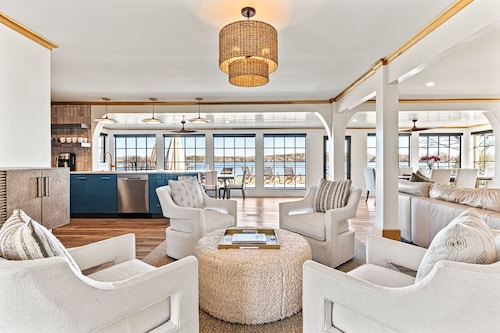 Lakefront Luxury Newly Renovated-Firepit, HotTub, Featured in Southern Living