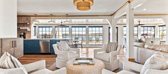 Lakefront Luxury Newly Renovated-Firepit, HotTub, Featured in Southern Living