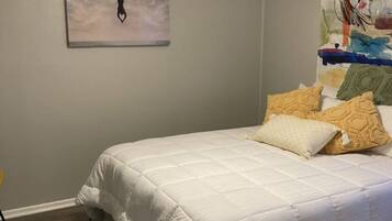 2 عدّة غرف نوم وخزنة داخل الغرفة ومكواة/لوح كي وسرير سفر