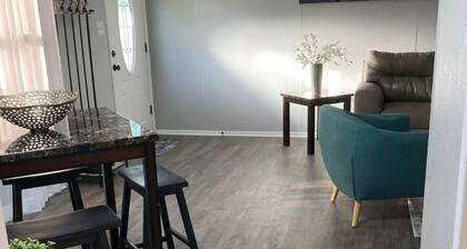 Quiet and Cozy Cottage -10 minutes from the beach!