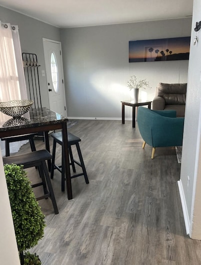 Quiet and Cozy Cottage -10 minutes from the beach!