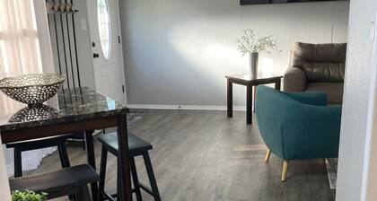 Quiet and Cozy Cottage -10 minutes from the beach!