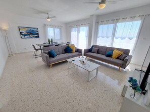 Smart TV - Lovely Penthouse with Sea Views (Paphos)