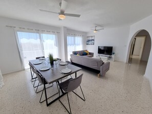 Smart TV - Lovely Penthouse with Sea Views (Paphos)