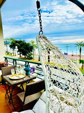 Outdoor dining - Stunning endlessly panoramiques Méditerranée sea views! Beachfront! Waterfront! (Nice)