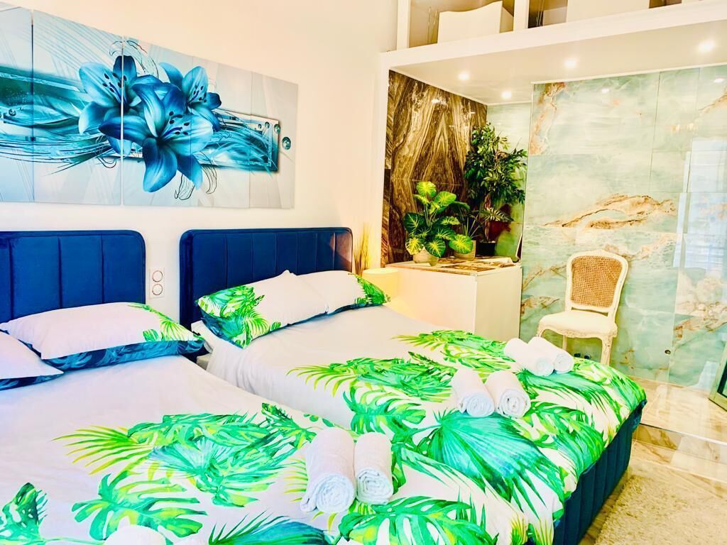 2 slaapkamers, een bureau, een strijkplank/strijkijzer, reisbedje