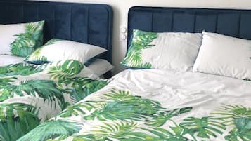 2 slaapkamers, een bureau, een strijkplank/strijkijzer, reisbedje