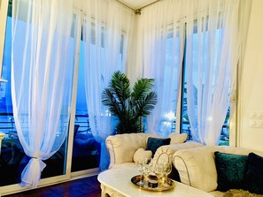 Smart TV, DVD player, livros, biblioteca musical