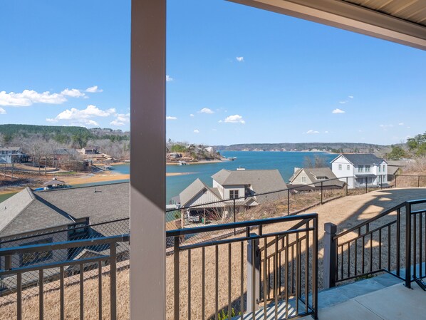 Un quartier résidentiel offrant une vue sur un lac, des maisons et un quai.