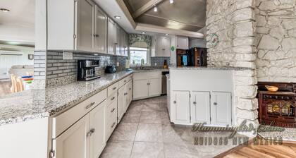 Catch a "Tiger by the Tail"! Pet Friendly with pool table.