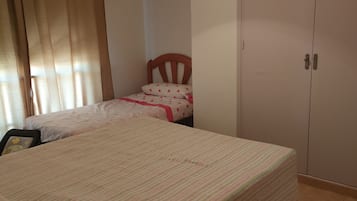 3 slaapkamers, een strijkplank/strijkijzer, beddengoed