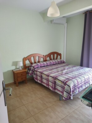 3 quartos, ferros/tábuas de passar roupa, roupa de cama