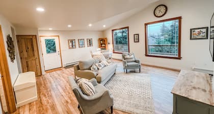 Cozy up in this private bungalow in the trees close to trailheads & shopping