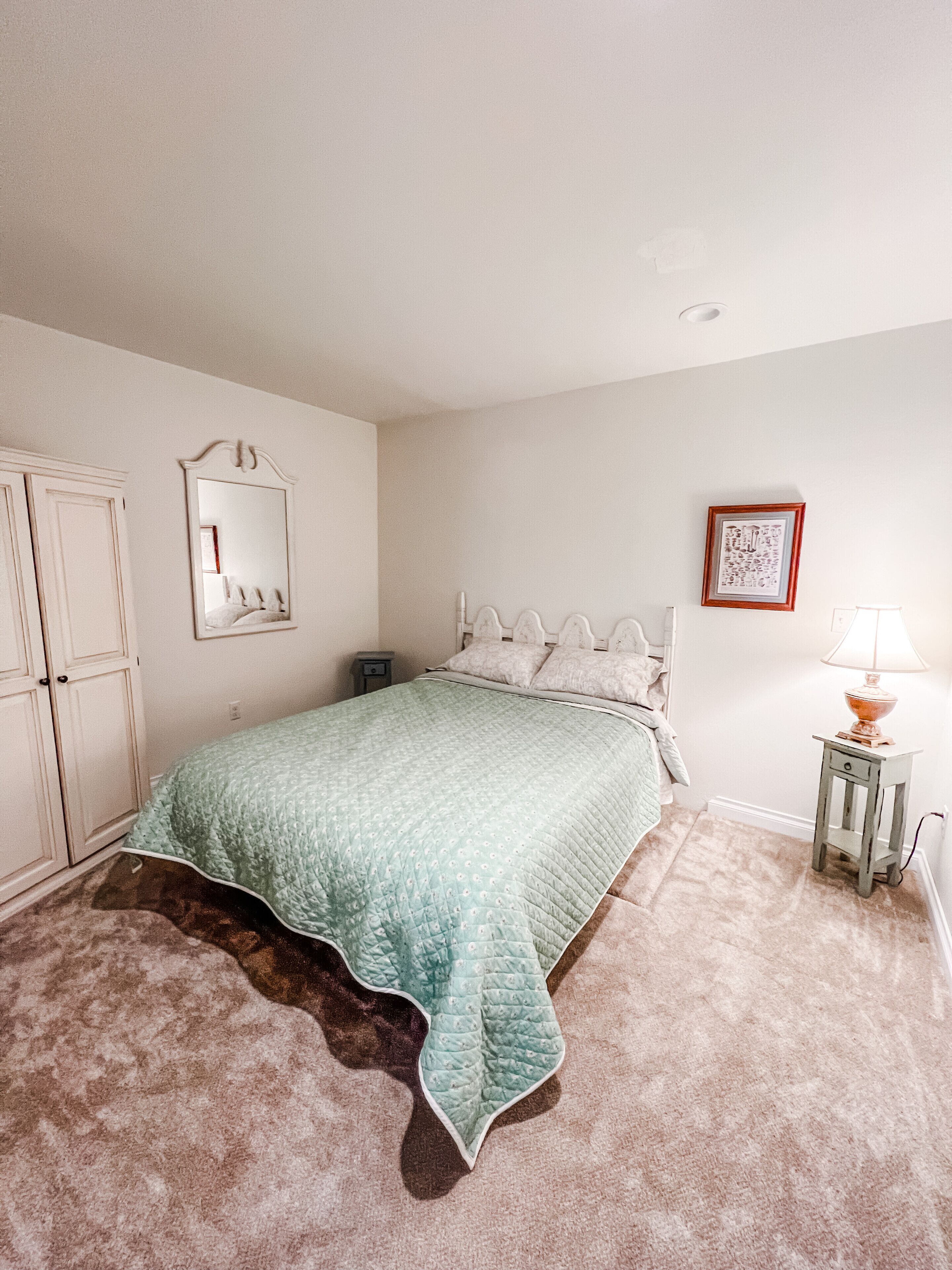 Cozy up in this private bungalow in the trees close to trailheads & shopping