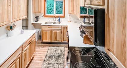 Cozy up in this private bungalow in the trees close to trailheads & shopping
