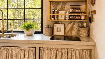 Coffee/tea maker, fridge, microwave, oven