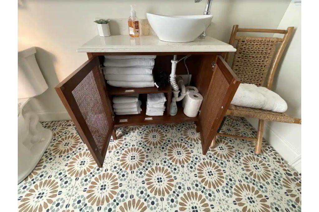 Douche, sèche-cheveux, serviettes fournies, savon
