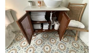 Douche, sĂšche-cheveux, serviettes fournies, savon