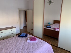 2 bedrooms, desk, free WiFi, bed sheets