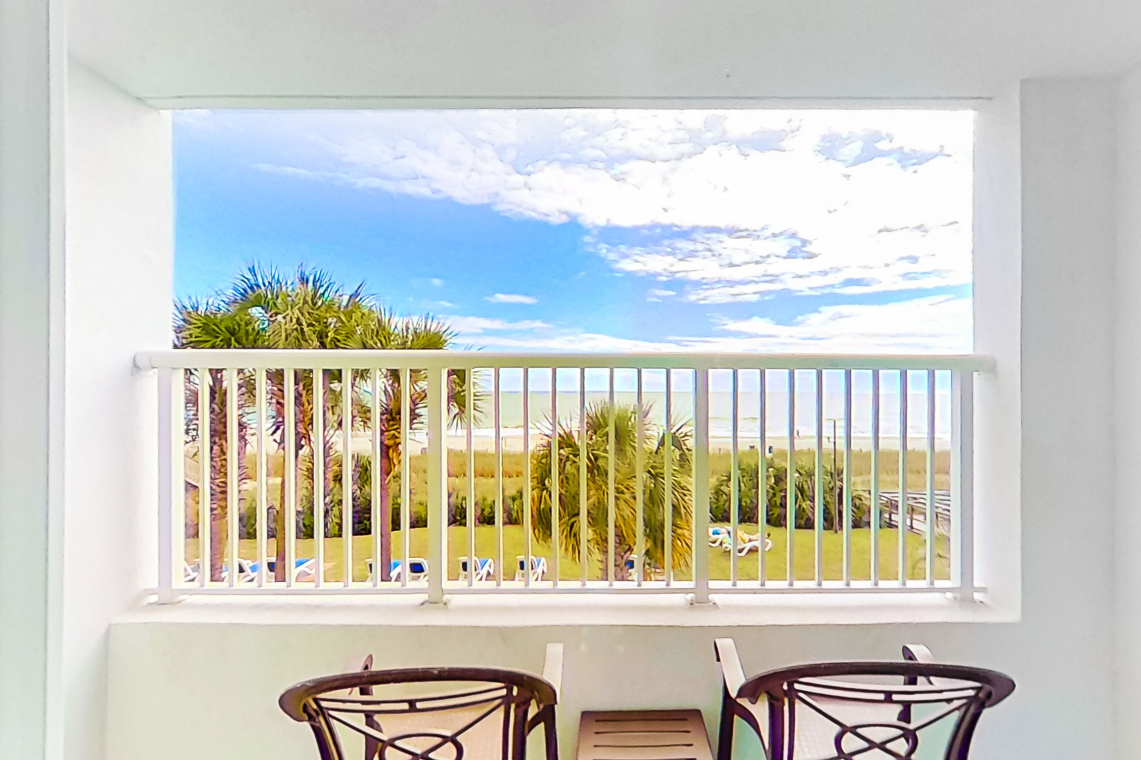 2nd-floor oceanfront condo with hot tubs, pools, gym, lazy river, balcony, AC