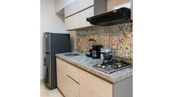 Refrigerador, cafetera y tetera, utensilios de cocina y comedor