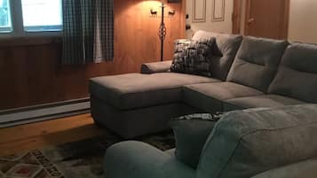 Älytelevisio, takka, DVD-soitin, kirjoja