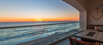 Beachfront Luxury Condo, 3 Bedroom, Balcony, Beach access