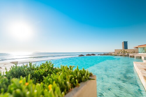 Beachfront Luxury Condo, 3 Bedroom, Balcony, Beach access