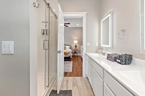 Combined shower/bathtub, hair dryer, towels, soap - New 3BR Single-Level Home / Chef’s Kitchen / Firepit / Sleeps 7 (Black Mountain)