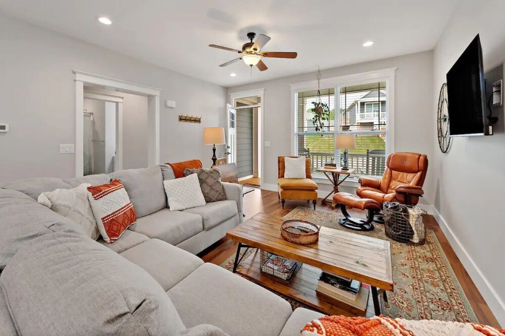 New Home in Town - Perfect for Family & Friends!