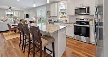 New 3BR Single-Level Home / Chef’s Kitchen / Firepit / Sleeps 7