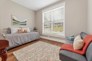 3 bedrooms, desk, iron/ironing board, travel cot