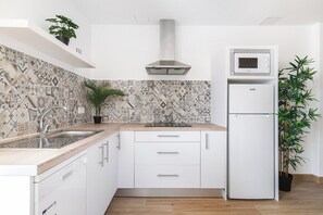 Microwave, stovetop, dishwasher, coffee/tea maker