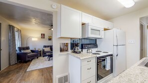 Jääkaappi, mikroaaltouuni, uuni, liesi