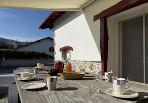 Outdoor dining