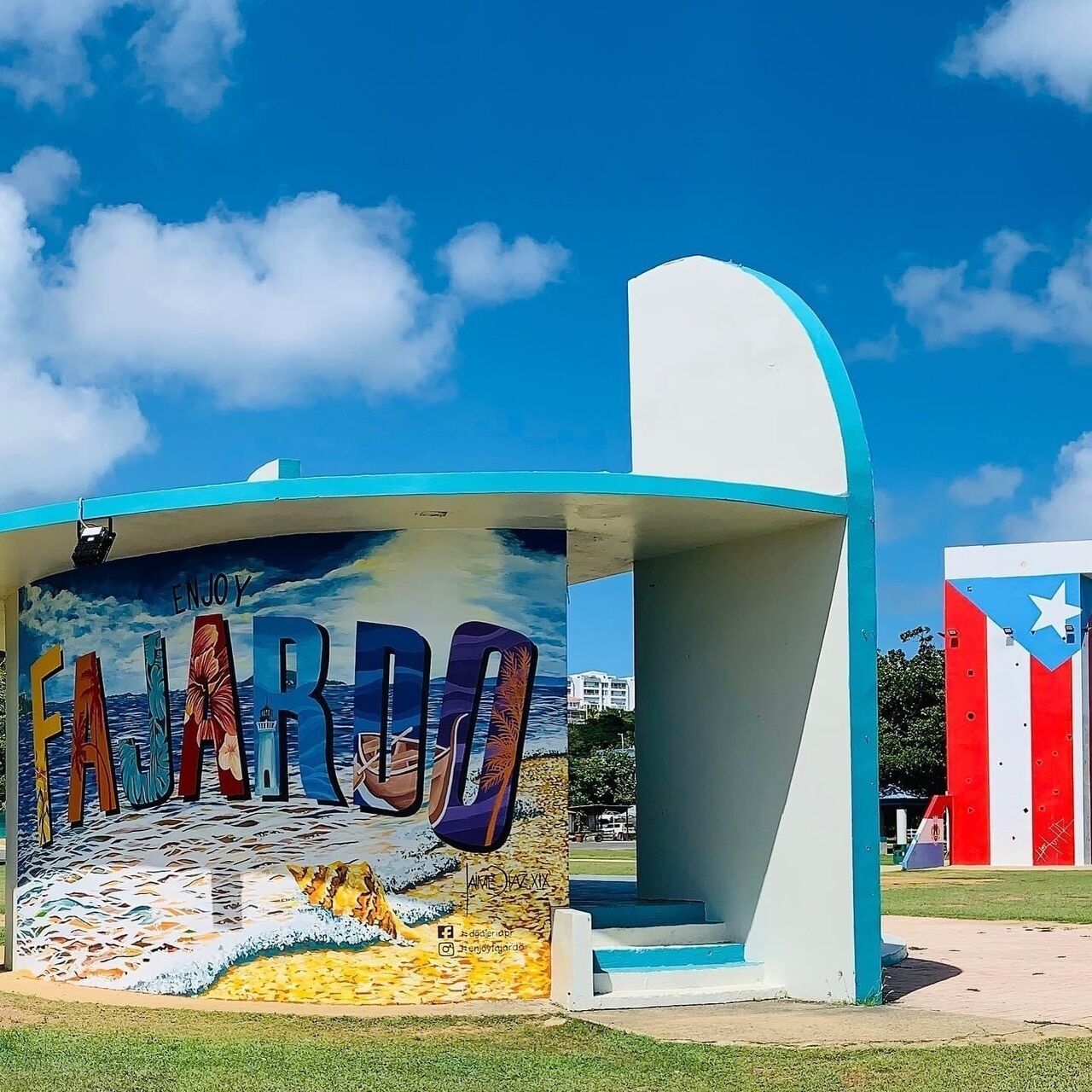 Une fresque colorée représentant un paysage de plage et sur laquelle on peut lire le mot « HAARDO ».