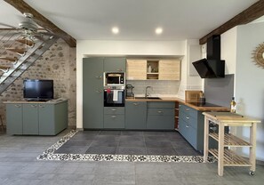 Fridge, microwave, dishwasher, highchair - Gite DU Chene - Ledeuix (LEDEUIX)