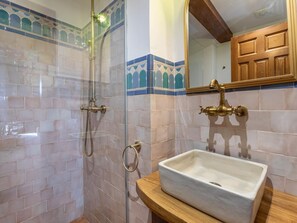 Douche, sèche-cheveux, serviettes fournies, savon