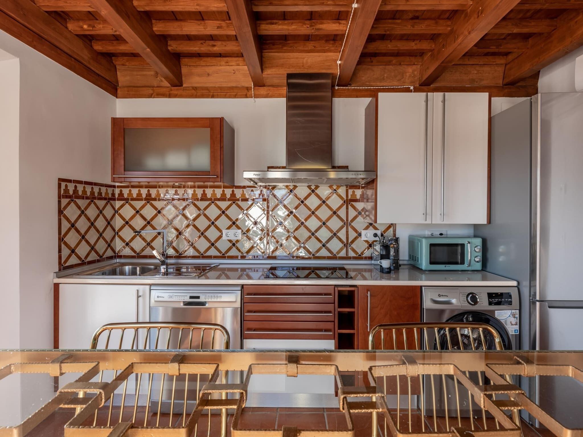 Geladeira, micro-ondas, lava-louças, cafeteira/chaleira