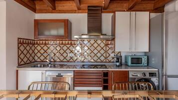 Geladeira, micro-ondas, lava-louças, cafeteira/chaleira