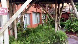 A wooden structure with a sign indicating a spa and a private room. - Charmant T1 avec vue sur la marina (Les Trois-Îlets)